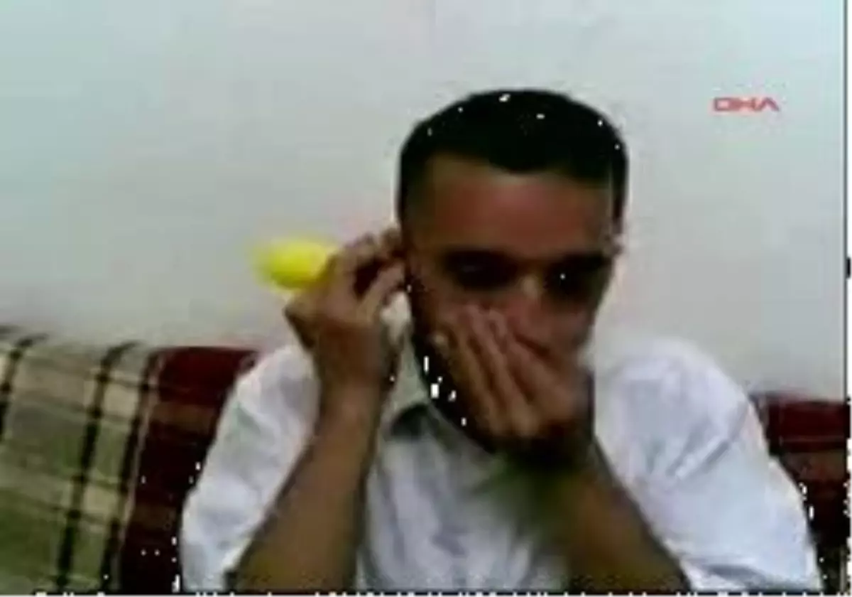 Kulaklarıyla Balon Şişiriyor