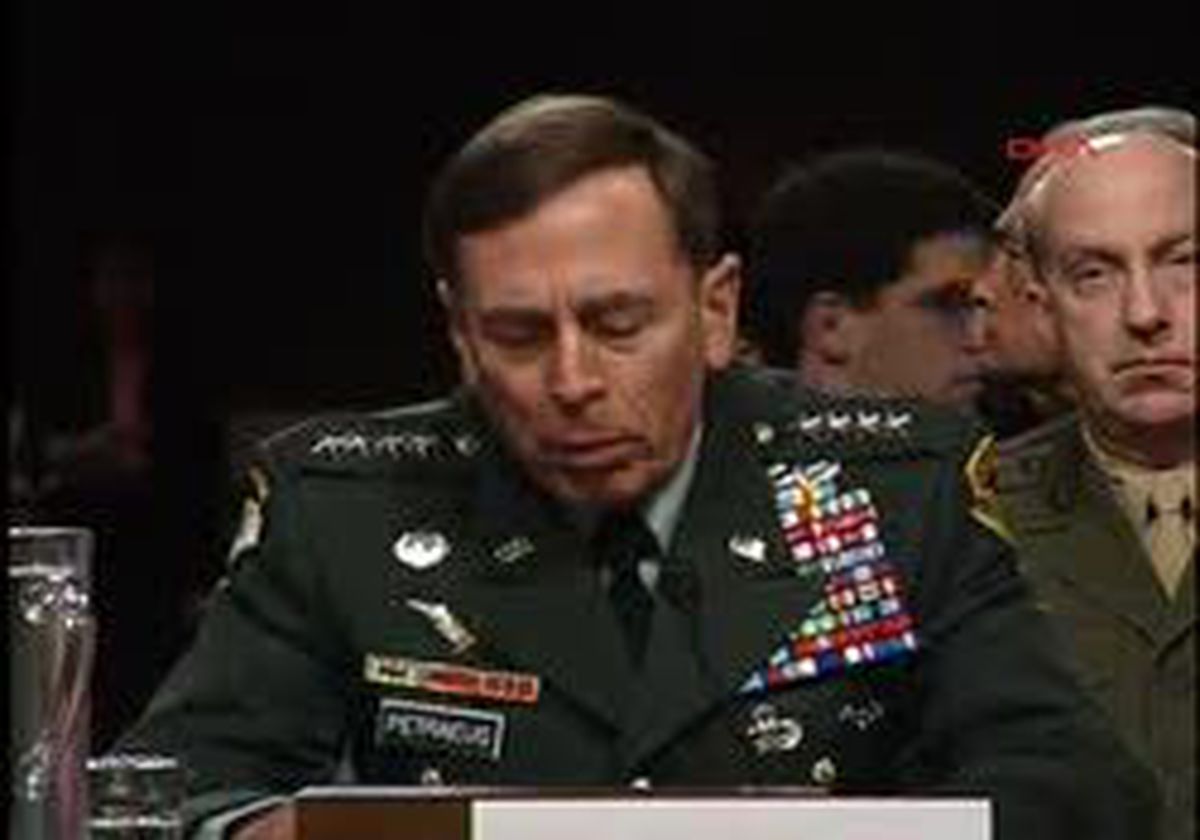General David Petraeus Senatoda Baygınlık Geçirip Kafasını Masaya Çarptı
