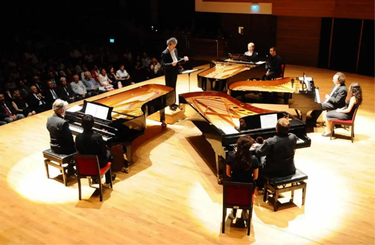 İzmir\'de Festival Coşkusu Başladı

