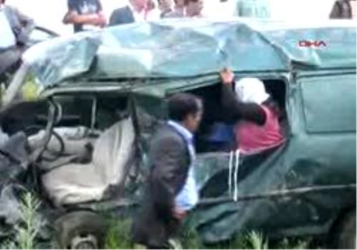 Ağrı - Gelin Almaya Giden Minibüse Arkadan Otomobil Çarptı: 2 Ölü, 7 Yaralı Var
