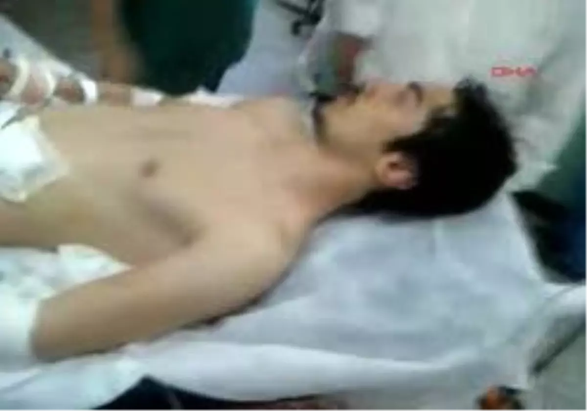 Beşiktaş\'ta Üniversite Öğrencisini Bıçakladılar, Annesi Ve Abisini Dövdüler