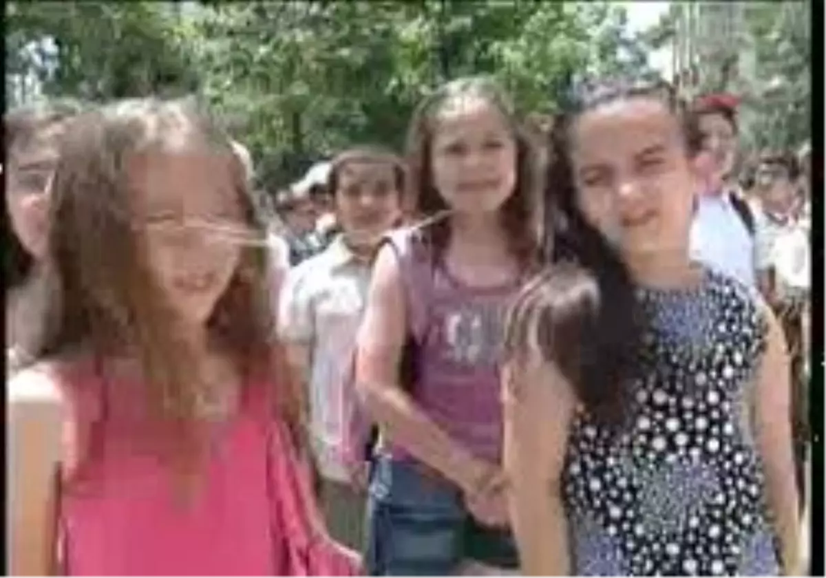 Bursa\'da Cam Kemik Hastası İki Çocuk Karnelerine Aldı