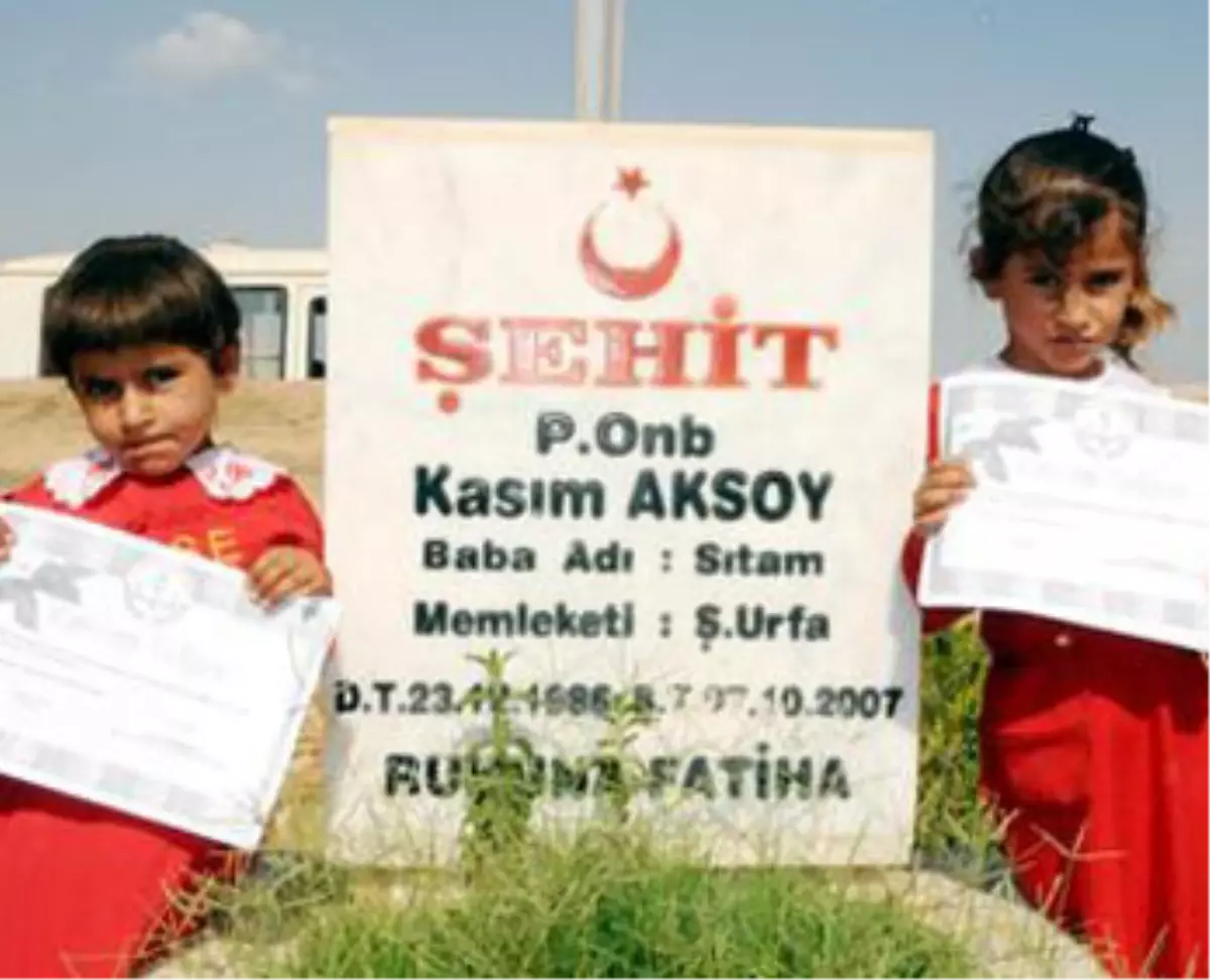 Güneş ve Zeliha Karnelerini Aldı Şehit Babalarına Koştu