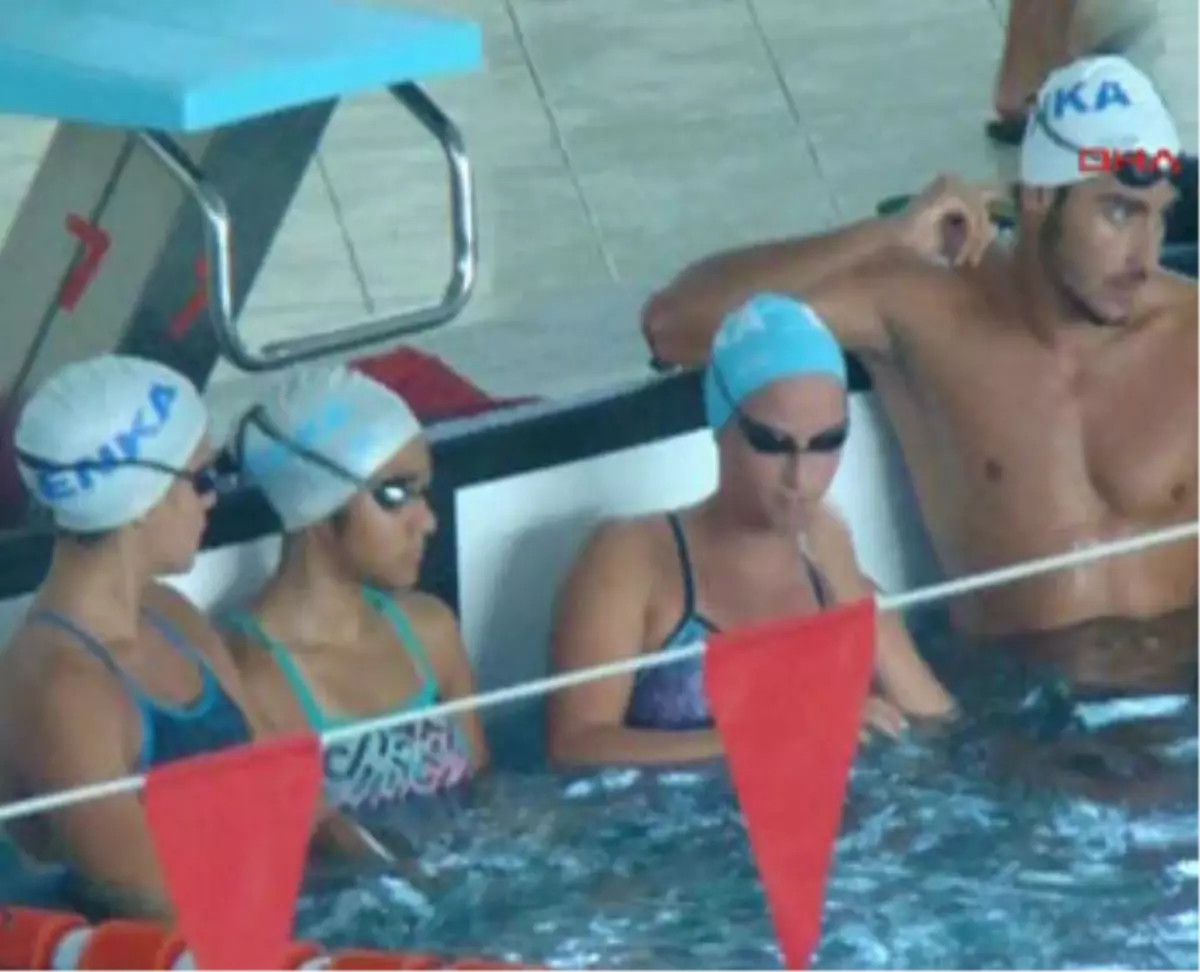 Sevi\'den Geriye Yüzerken Çekilmiş Görüntüleri Kaldı