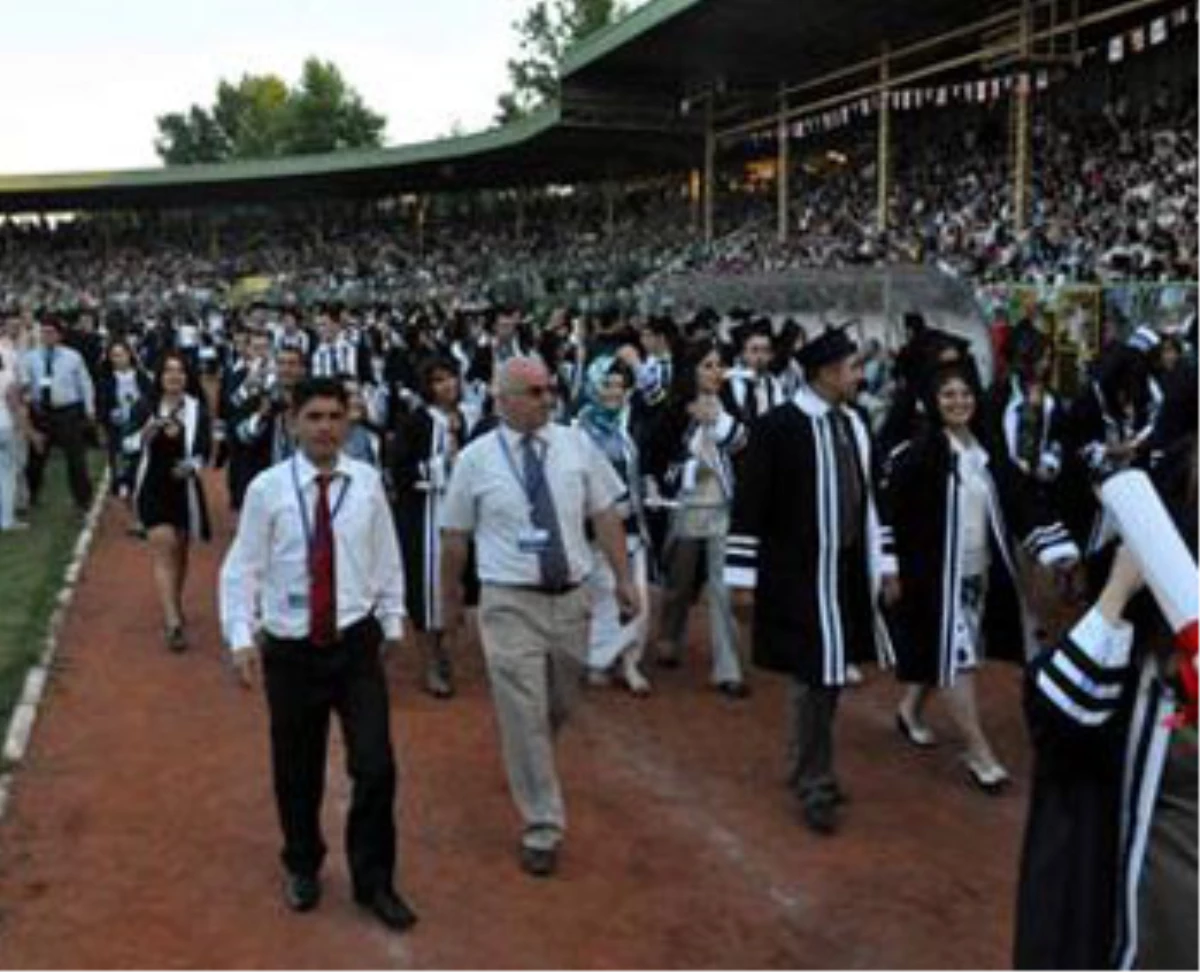 Sakarya Üniversitesi 10 Bin Mezun Verdi