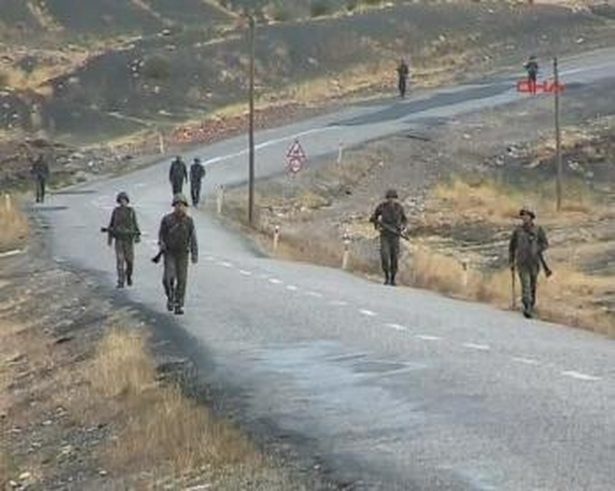 Teröristler Askerlere Ateş Açtı