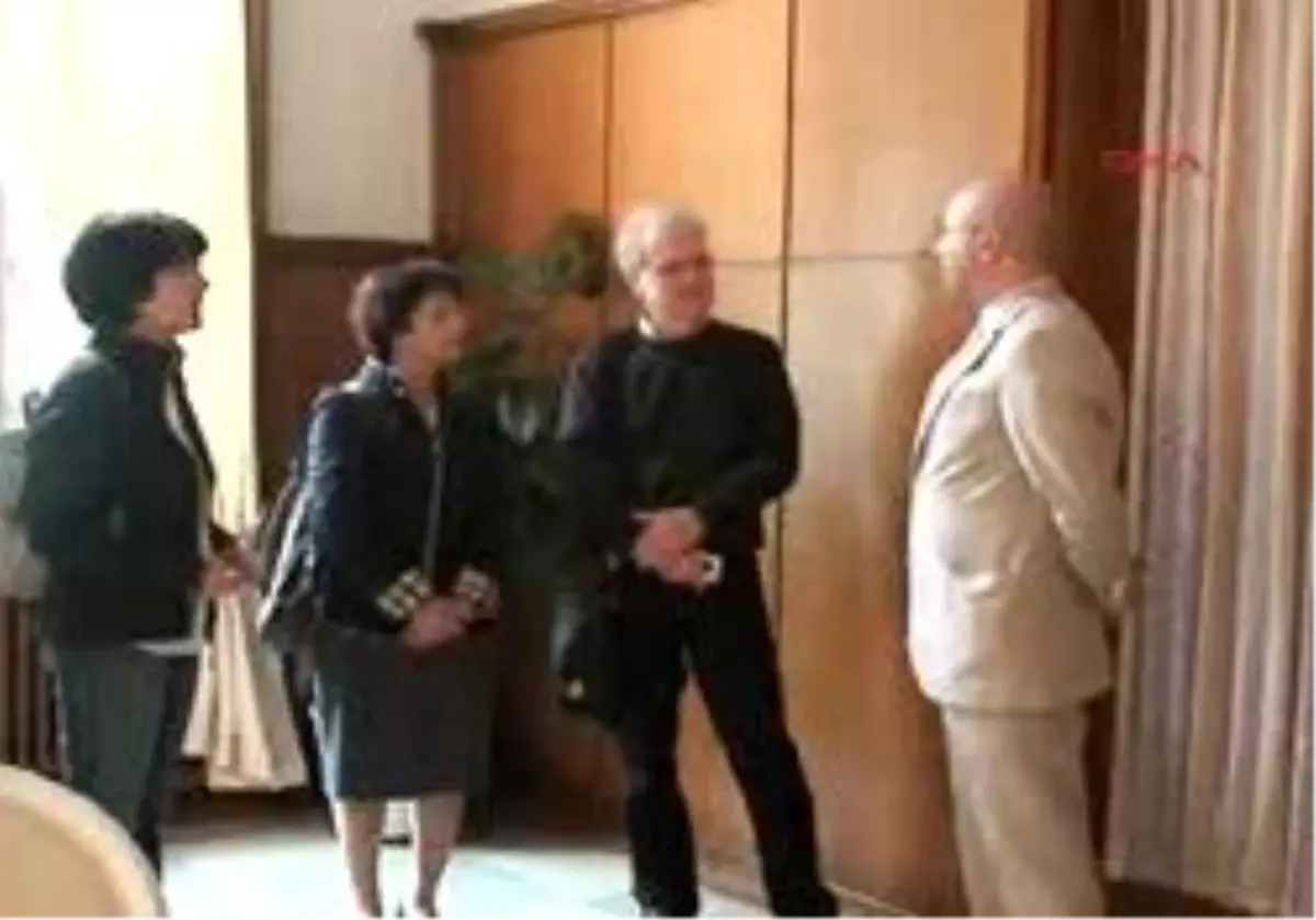 Çöp Yerine Büyükelçilik Binasında Sergilenecek