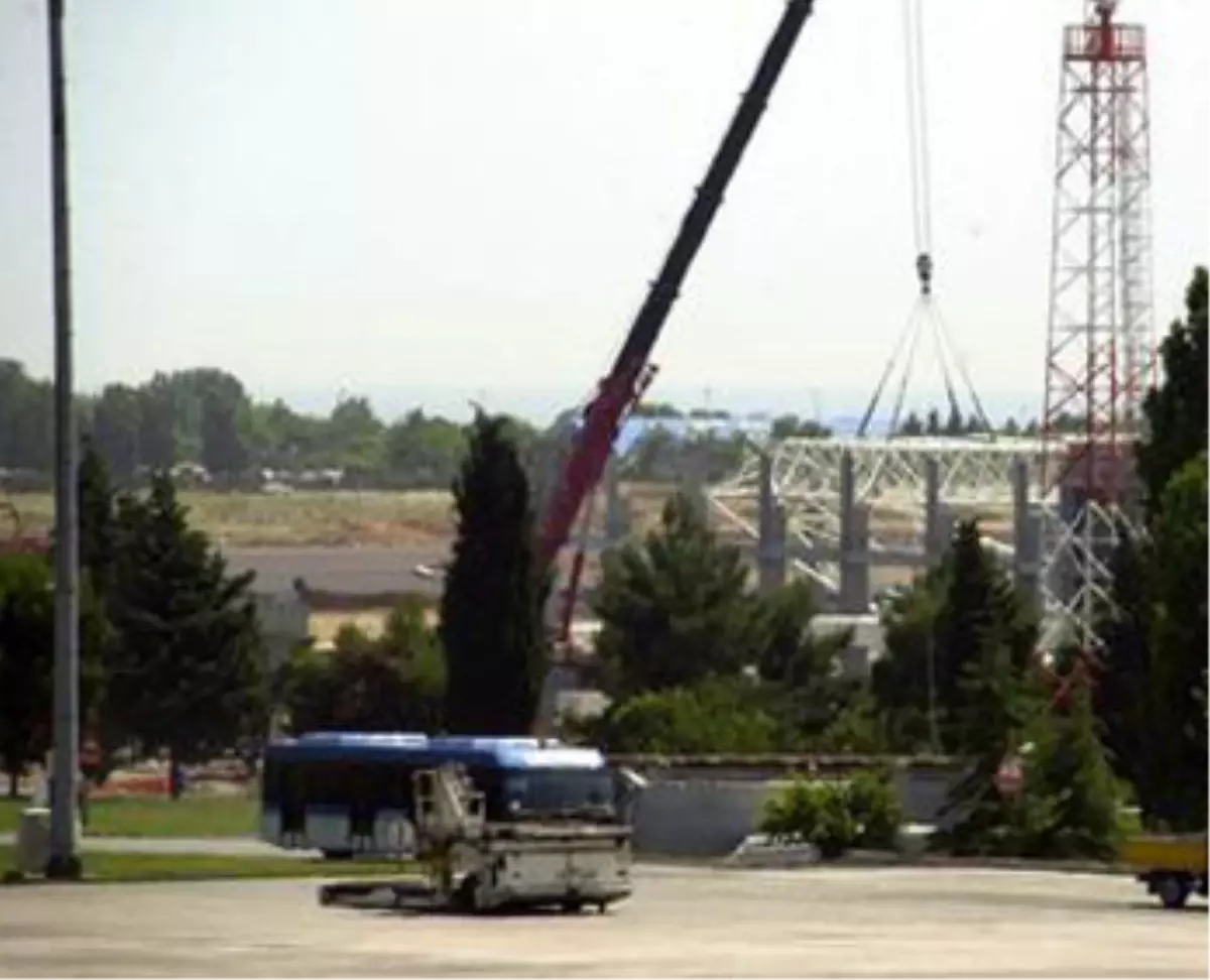 Atatürk Havalimanı\'nda Çatı Çöktü