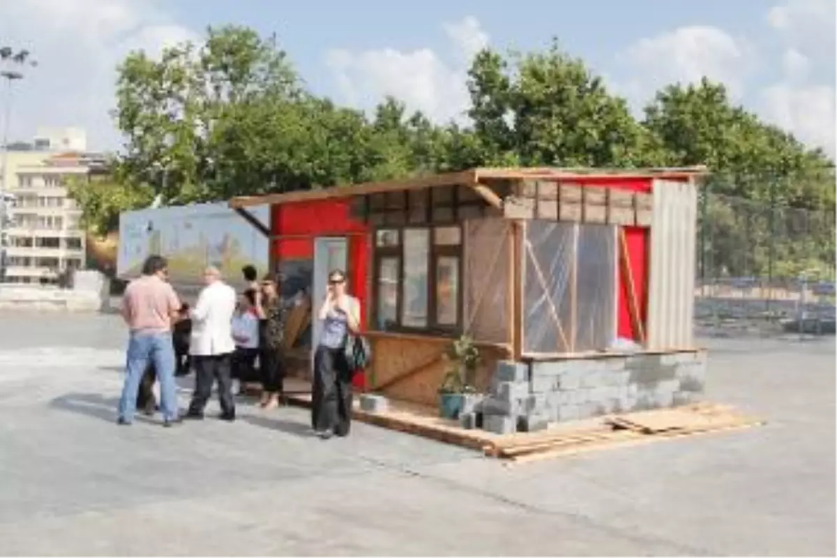 Işıkara ve Mahalle Afet Gönüllüleri Taksim\'de Baraka Kurdu