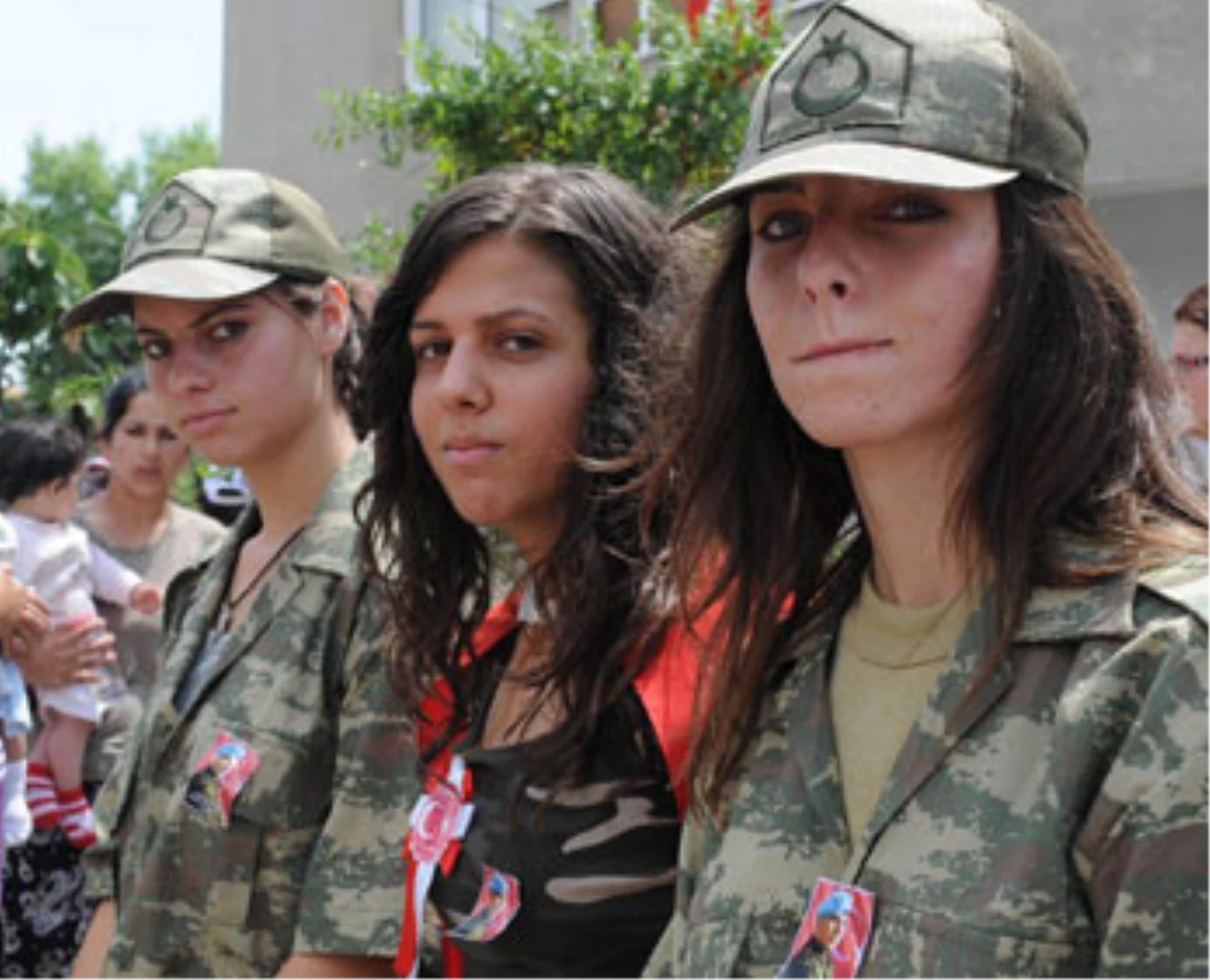 Keşanlı Şehidin Cenazesine Asker Kıyafetli Kızlar da Katıldı