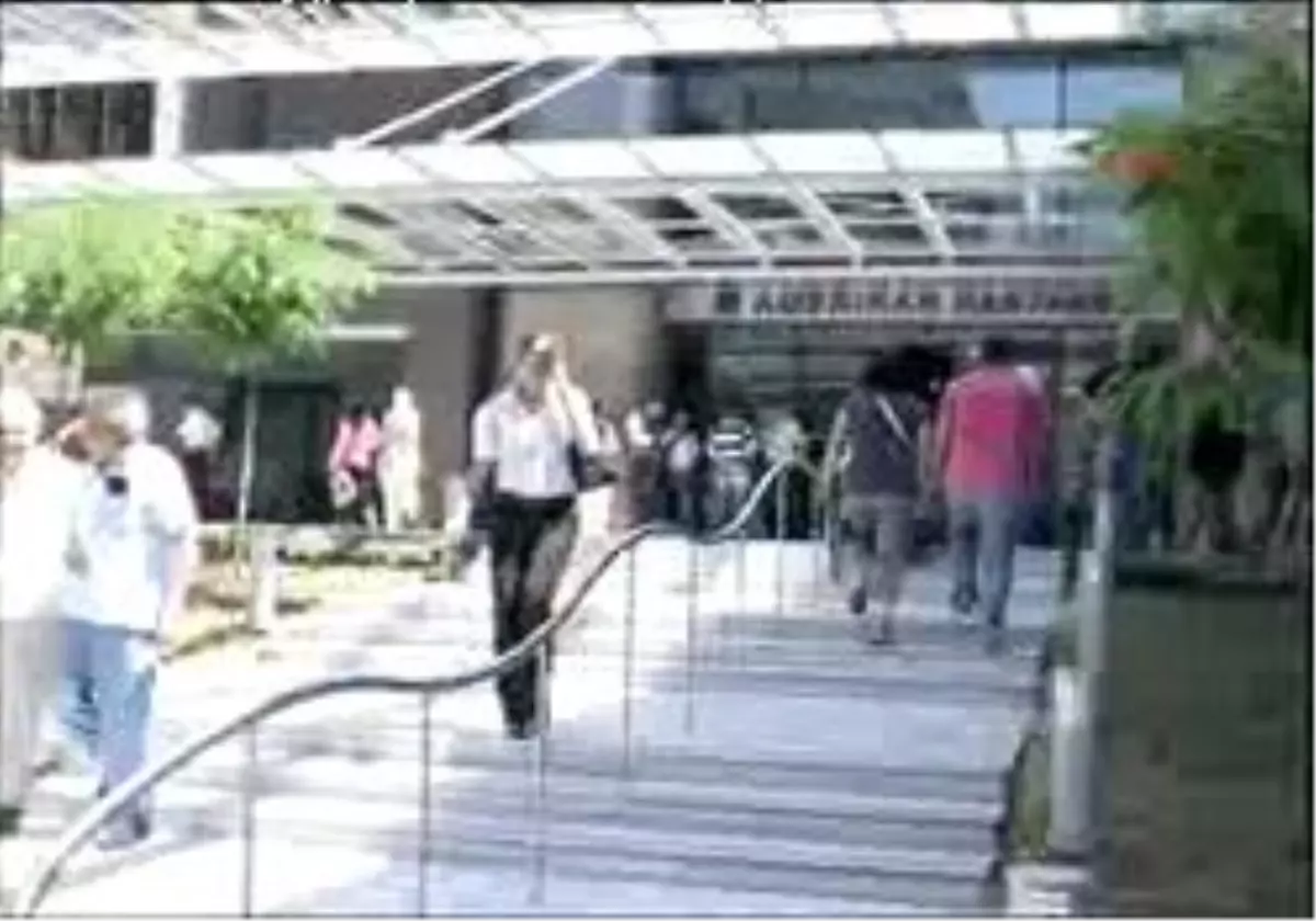 Selçuk\'un Hayatını Kaybettiği Hastaneye Ziyaretçi Akını