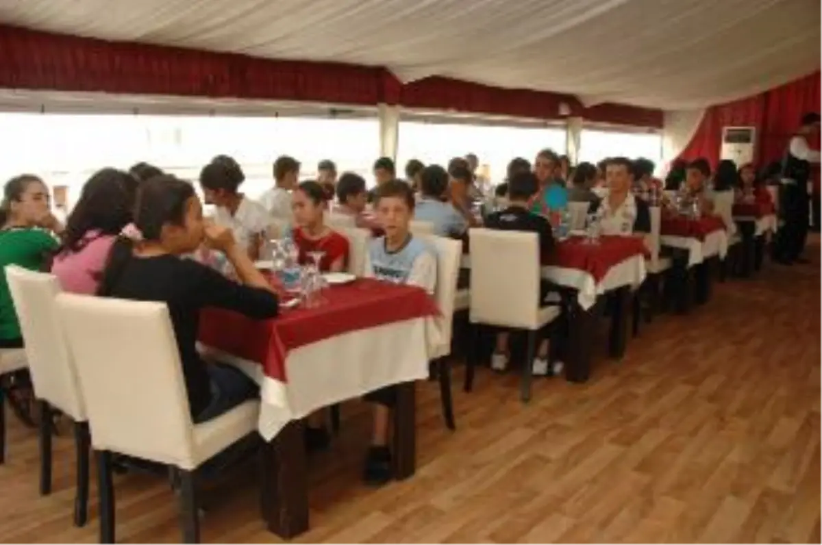 Başarılı Öğrencilere İstanbul Gezisi Hediye