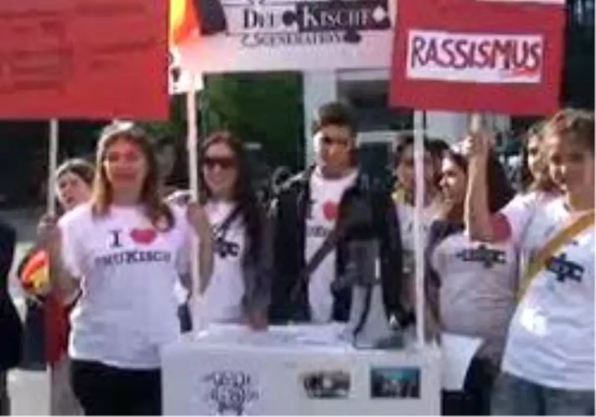 Genç Türkler Sarrazin\'i Protesto Etti