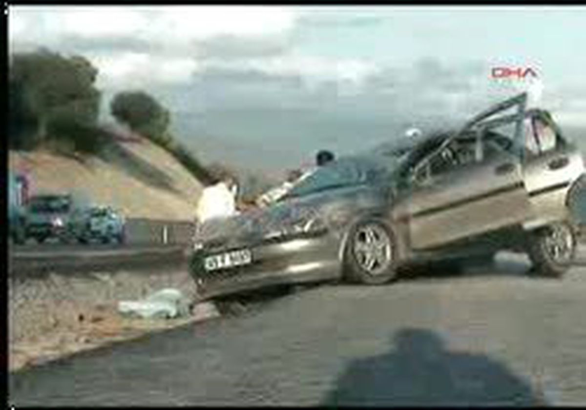 Aydın - Emniyet Kemeri Takmadı, Öldü
Otomobilde Emniyet Kemeri Takmadığı Belirtilen Sürücü Ölürken, Kazadan 4 Arkadaşı Burnu Bile Kanamadan Kurtuldu
