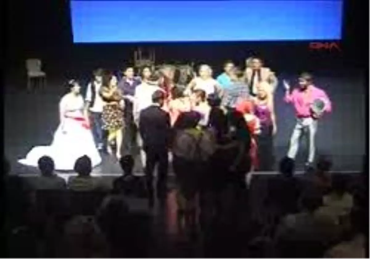 Motif Tiyatrosunun ?Göster Kendini? Adlı Oyunu İzleyiciden Tam Not Aldı