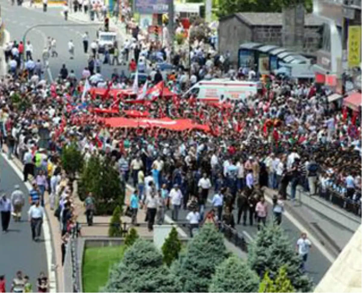 Şehit Cenazesinde AKP\'ye Tepki