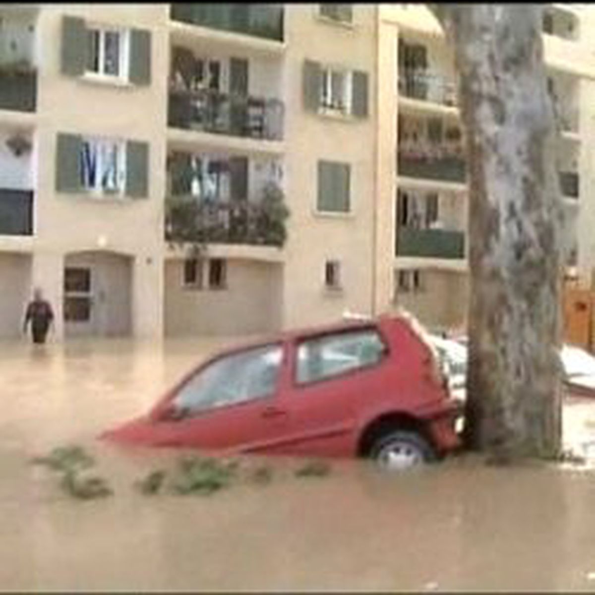 Pendik\'te Birçok İşyeri Ve Evi Su Bastı