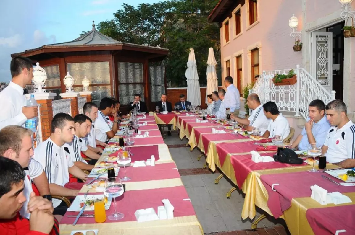 Büyükşehir, Devlere Karşı 

