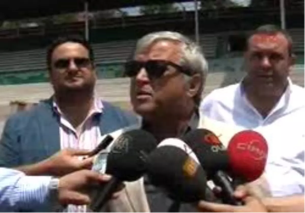 Bursaspor Kulübü Başkanı Yazıcı: "En Önemli Transferimiz Geçen Yılki Kadromuz" 
" 
Bursa Atatürk Stadı\'nın Uefa Kriterlerine Uygun Hale Getirilmesi İçin Yapılan Düzenlemeleri Yerinde İnceleyen Bursaspor Kulübü Başkanı İbrahim Yazıcı Basın Mensuplarına Açıklamalarda Bulundu. Transfer Söylentileri V