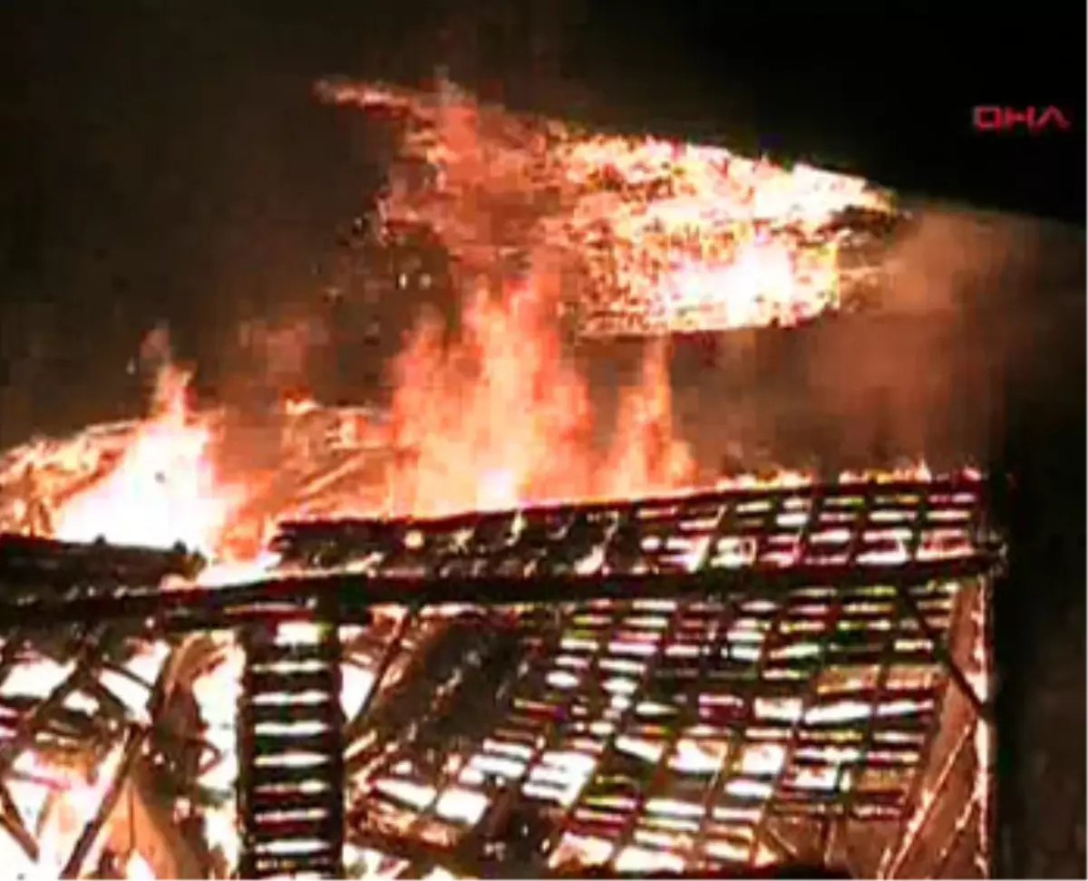 Kereste Dükkanları Alev Alev Yandı