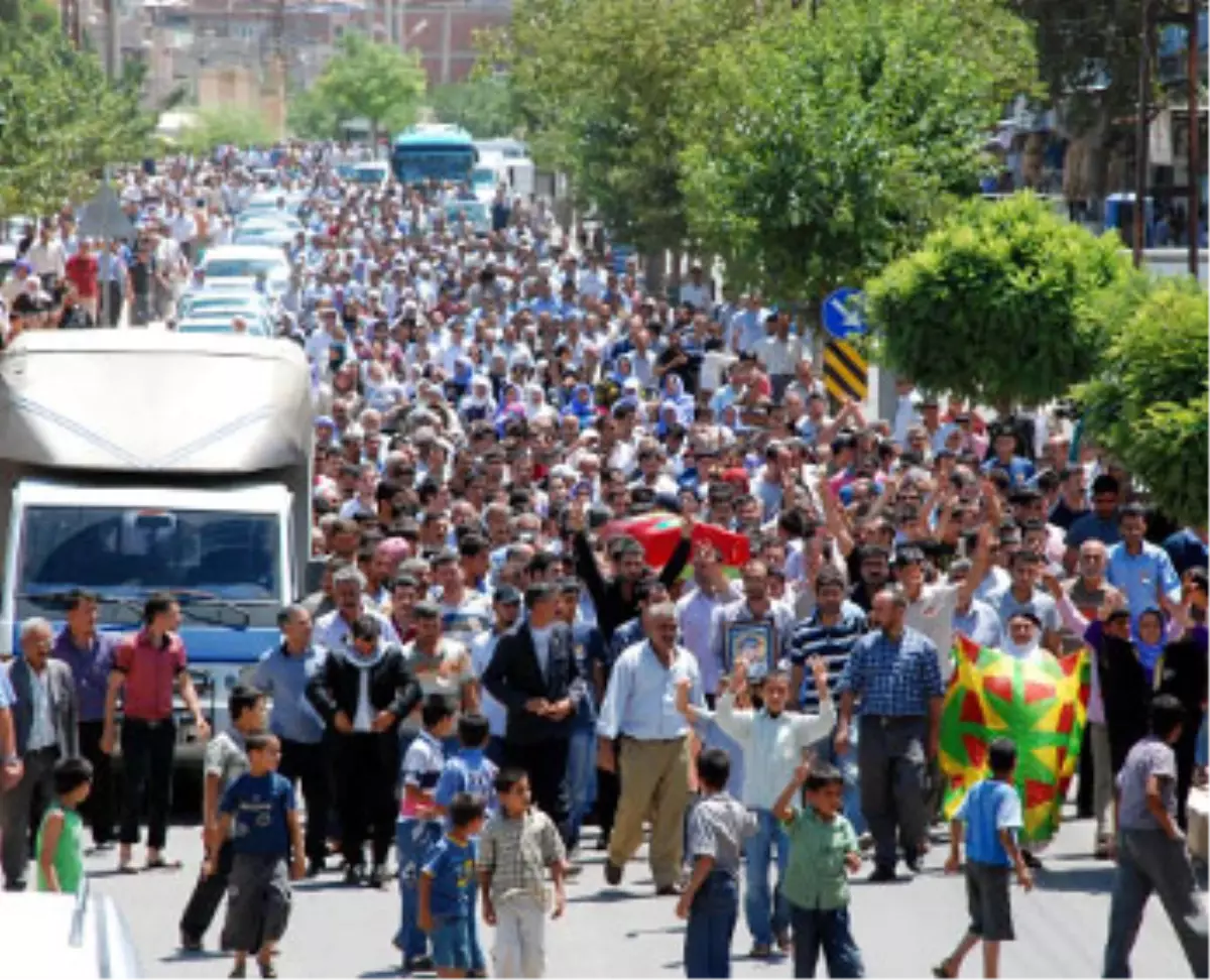 Terörist Cenazesi PKK Gösterisine Döndü