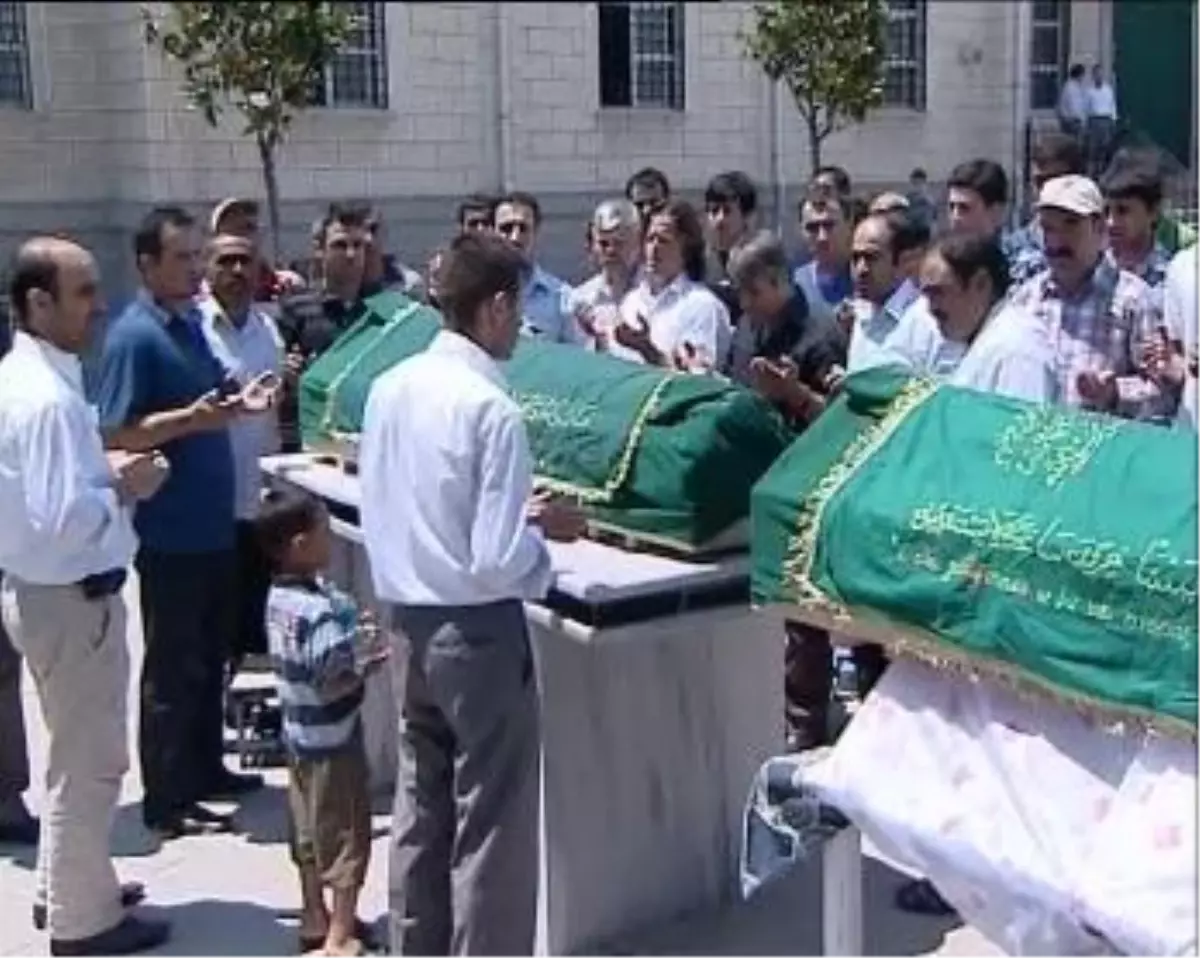 Boğulan İkiz Kardeşler Son Yolculuklarında da Ayrılmadı