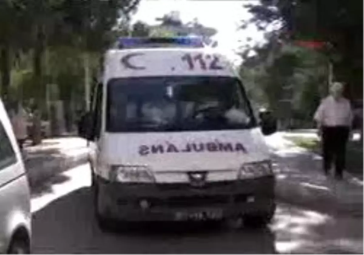 Servisle Kamyonete Çarptı: 18 Yaralı