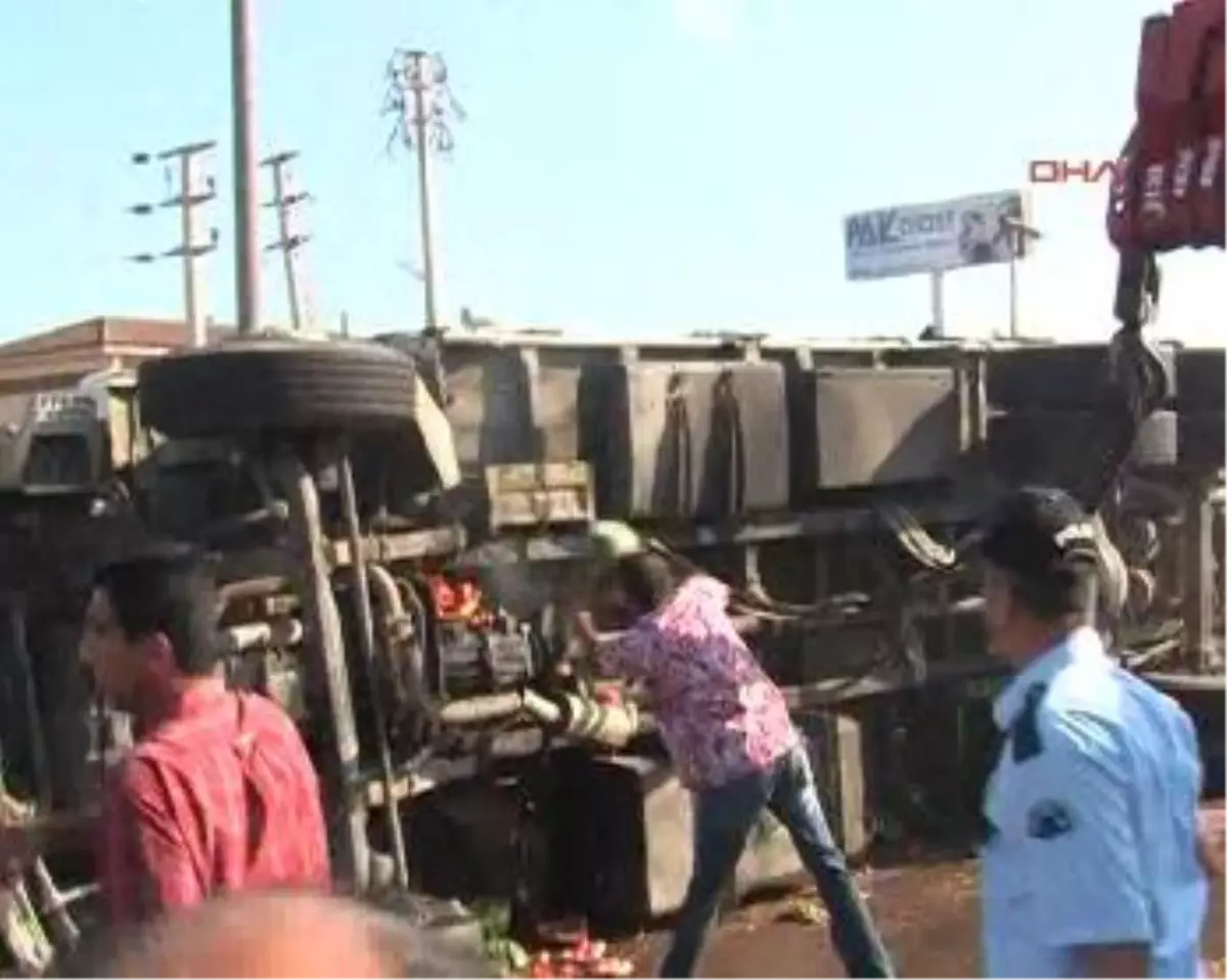 Karpuz Kamyonu ile Otomobil Kazasında İlginç Söndürme Taktiği