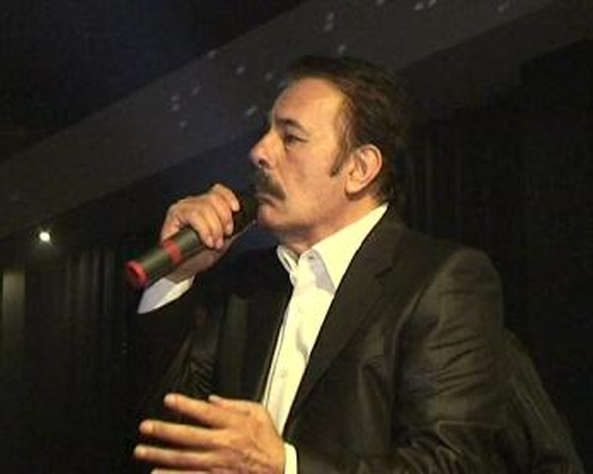 Brüksel'de Konser Veren Ferdi Tayfur Sevgi Seli ile Karşılandı