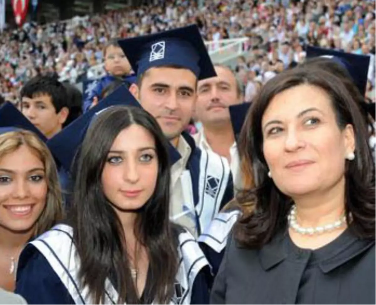İstanbul Aydın Üniversitesi Beşinci Dönem Mezunlarını Verdi