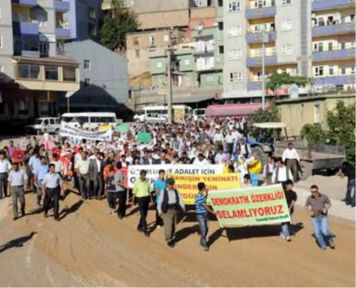 Bdp, Şırnak\'ta \'Demokratik Özerklik\' Pankartıyla Yürüdü