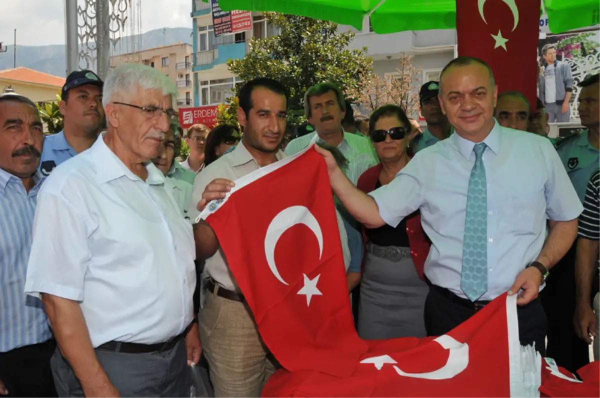 Belediye’den 10 Bin Türk Bayrağı