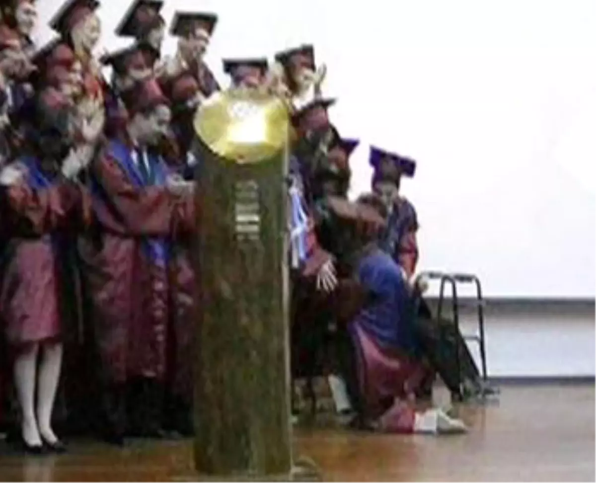 Dönem Birincisi, Kürsüye Giderken Kayıp Düştü