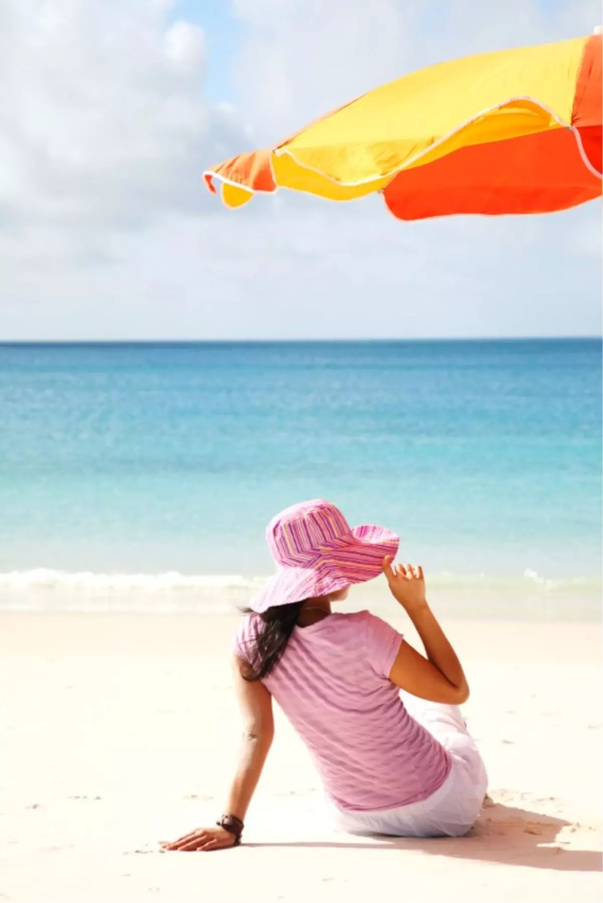 Nasılsa Şemsiyenin Altındayım, Güneş Beni Yakmaz Demeyin