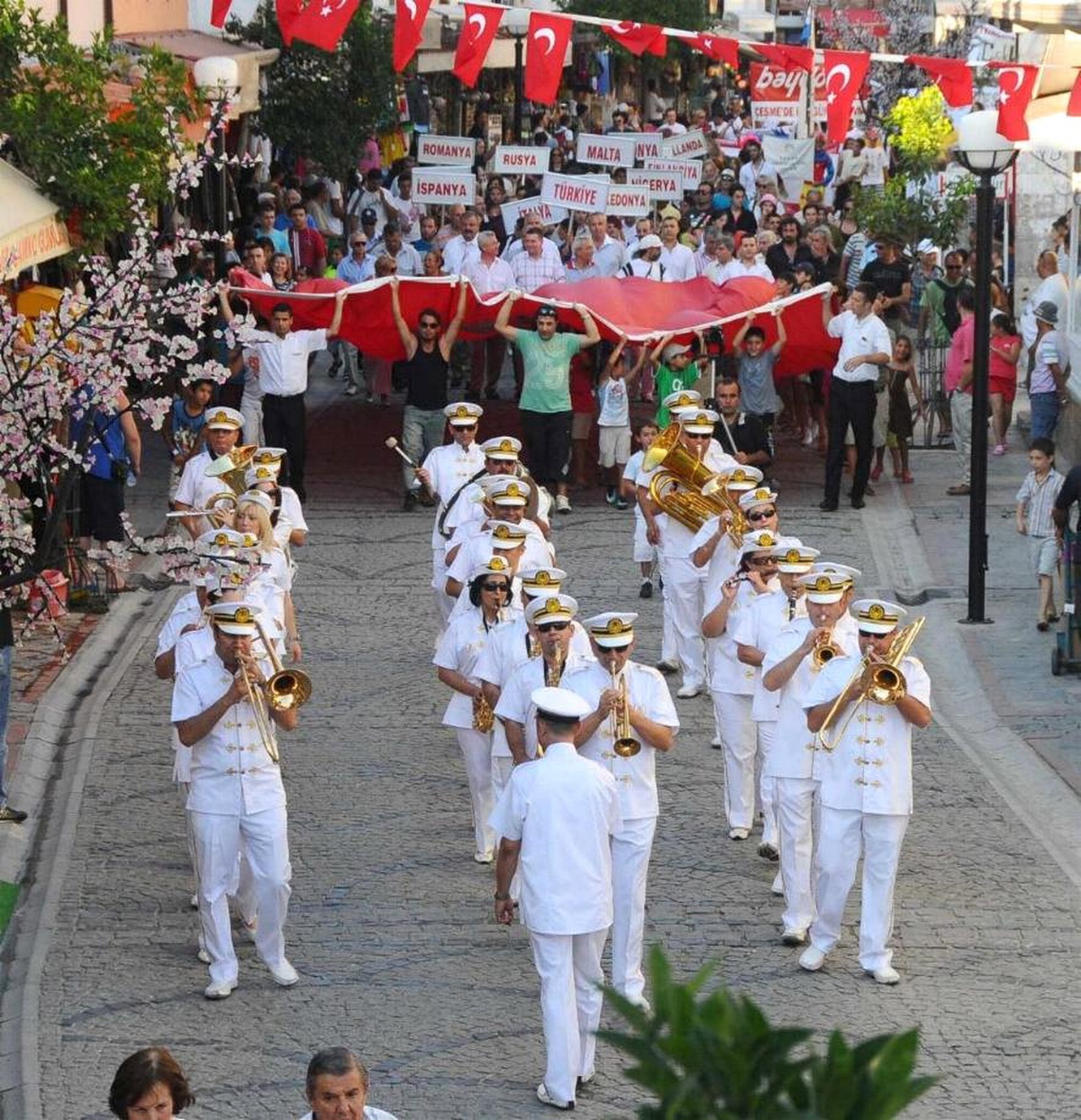 Çeşme’de Festival Coşkusu Başladı

