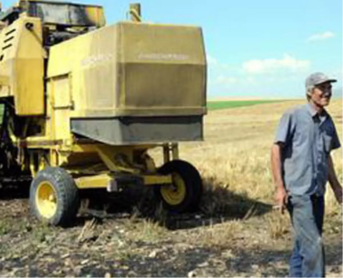 Patlayan Biçerdöver Tarla Yaktı