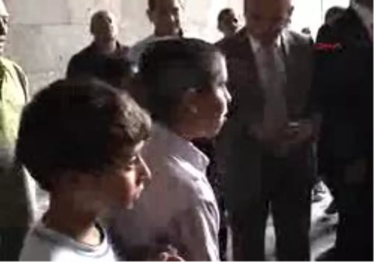 Erzurum-Nenehatun\'un Mezarına Gül Dikilmesini İstedi, Kontrolü Gazetecilere Verdi