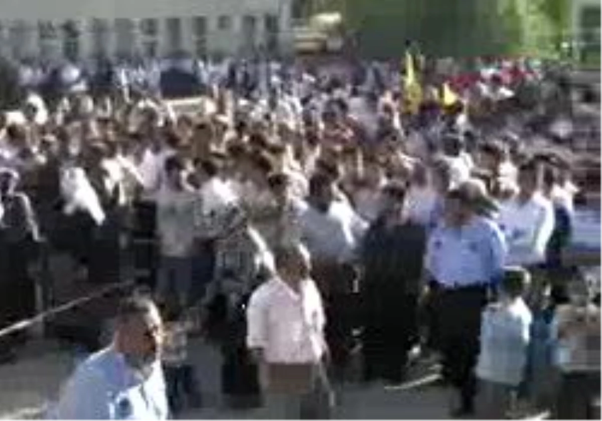 Güroymak - Bdp Genel Başkanı Selahaddin Demirtaş:\'Meselemiz, Siperde Ayakta Durmak Değildir\'