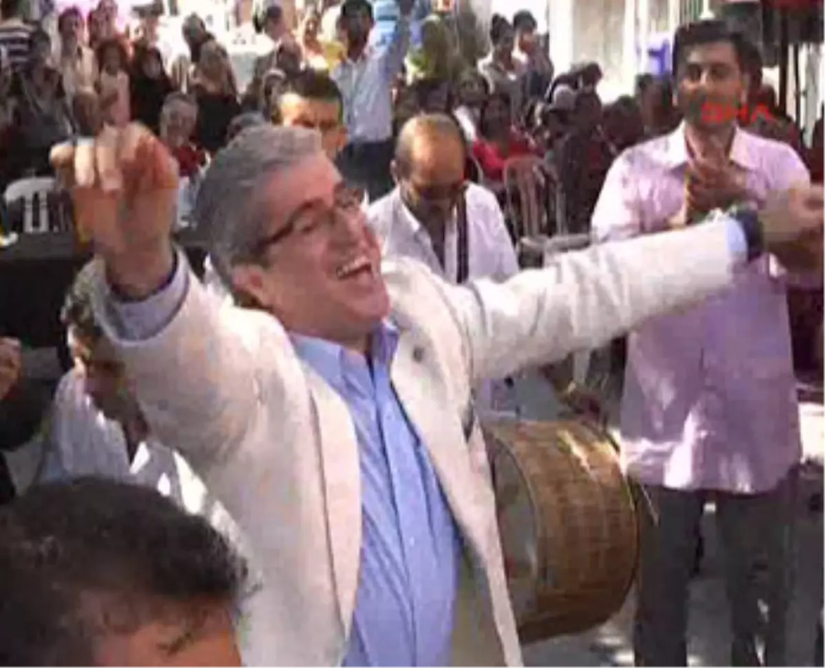 Ak Partili Milletvekili Oynaı, Romanlar Dolar Saçtı