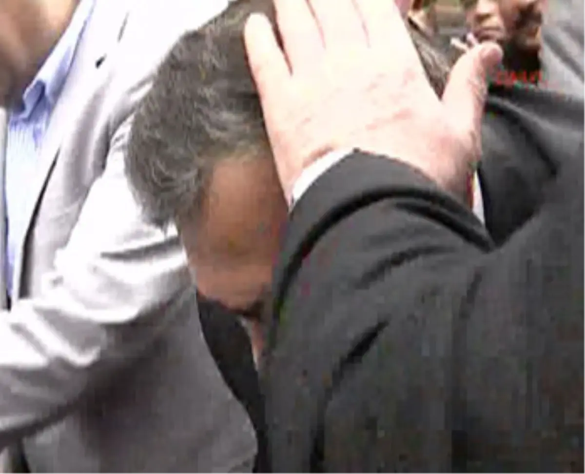 Eroğlu\'nun Başına Makas Düştü