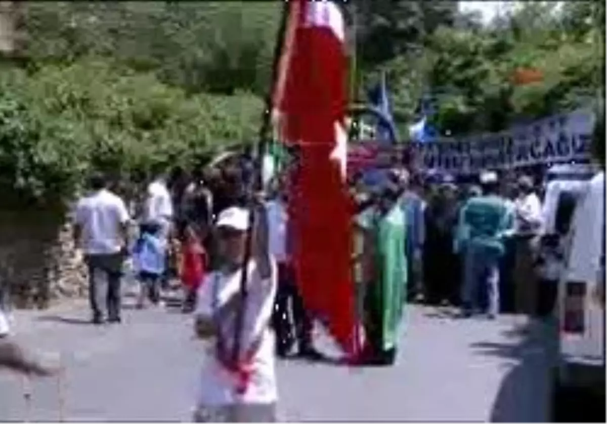 Çin?İ Siyah Çelenk Bırakarak Protesto Ettiler?