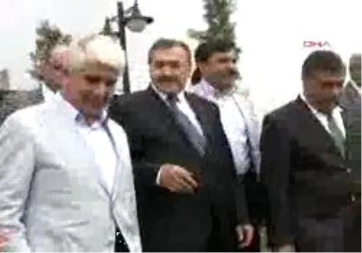 Eskişehir-Çevre Bakanı Eroğlu´Nun Başına Makas Düştü