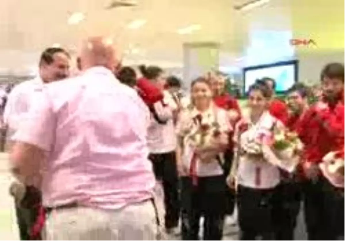 Milli Tekvandocular 8 Madalya İle Döndü
İspanya'da Düzenlenen 11 Nci Üniversiteler Dünya Tekvando Şampiyonası'nda 1 Altın, 3 Gümüş Ve 4 Bronz Madalya Kazanan Milli Sporcularımız Yurda Döndü.
Türk Hava Yolları'na (Tha) Ait Bir Uçakla Barcelona'dan İstanbul'a Gelen Milli Sporcuları Atatürk Havaliman