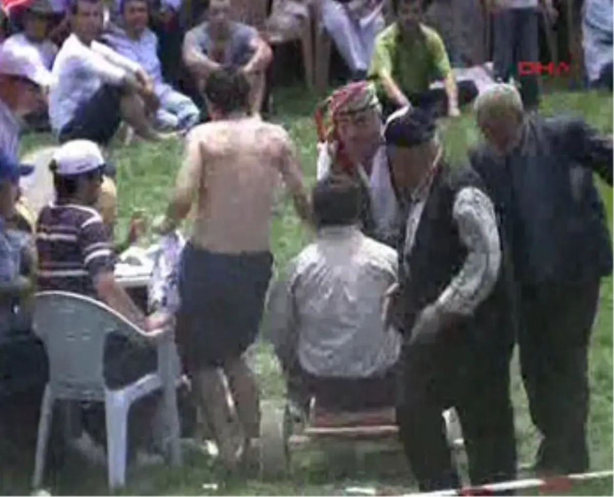 Seyircilerin Arasına Daldı