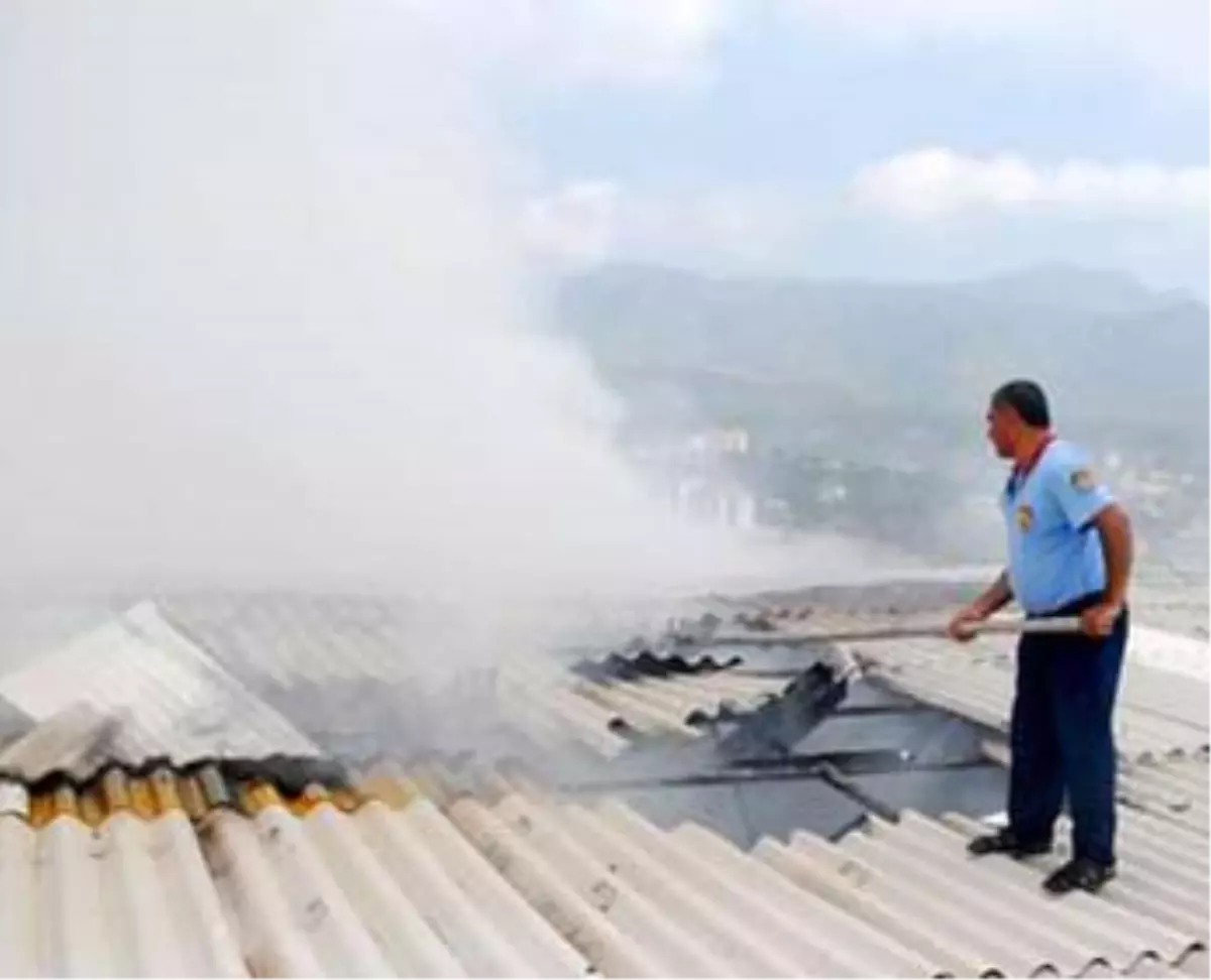 Alanya\'daki Çerez Deposu Gece Boyu Yandı