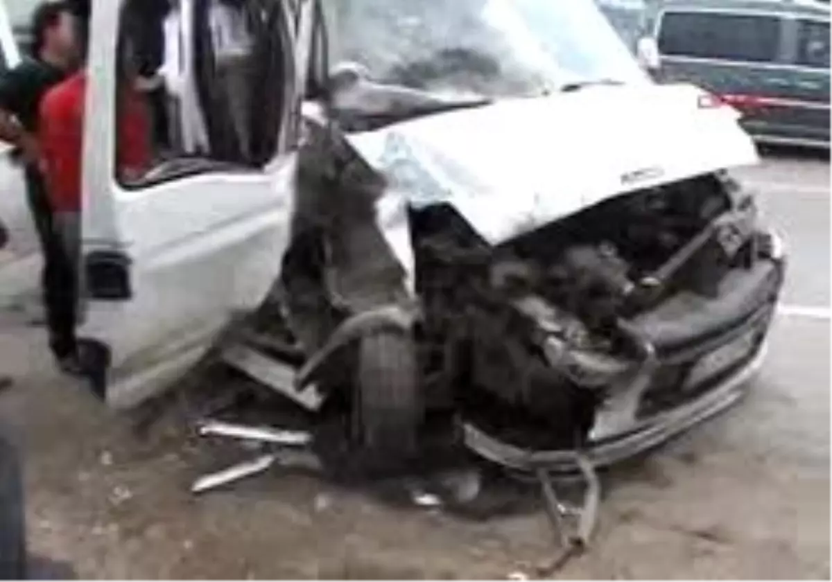 Minibüs Halk Otobüsüne Çarptı