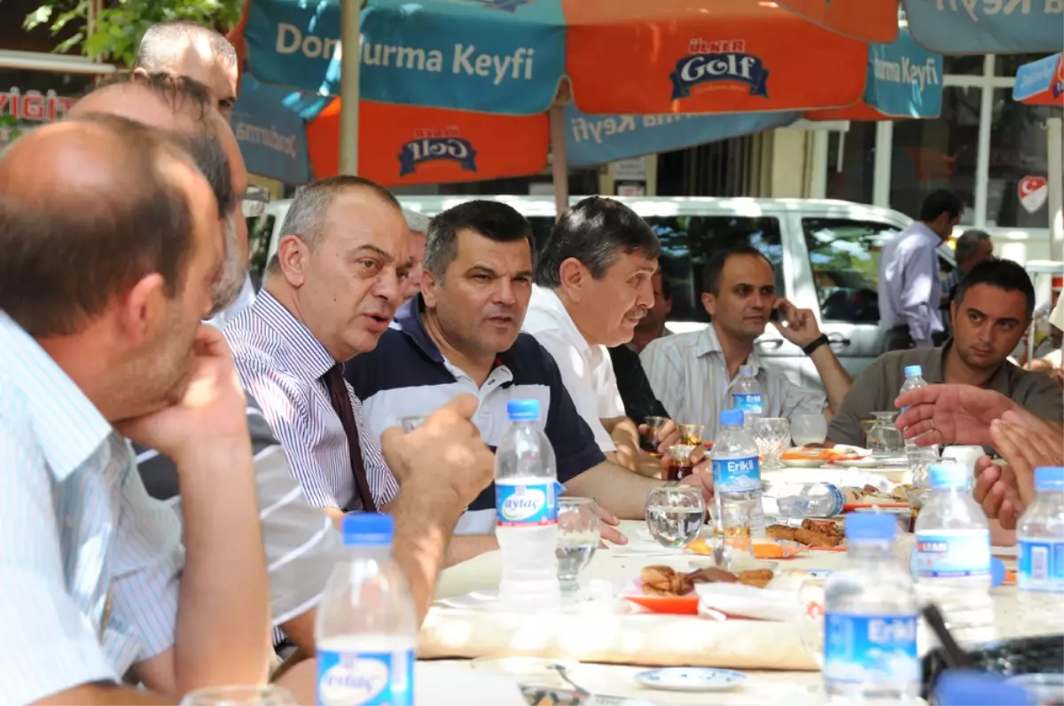 Çınarlı Kahve’de Çaylar İçildi

