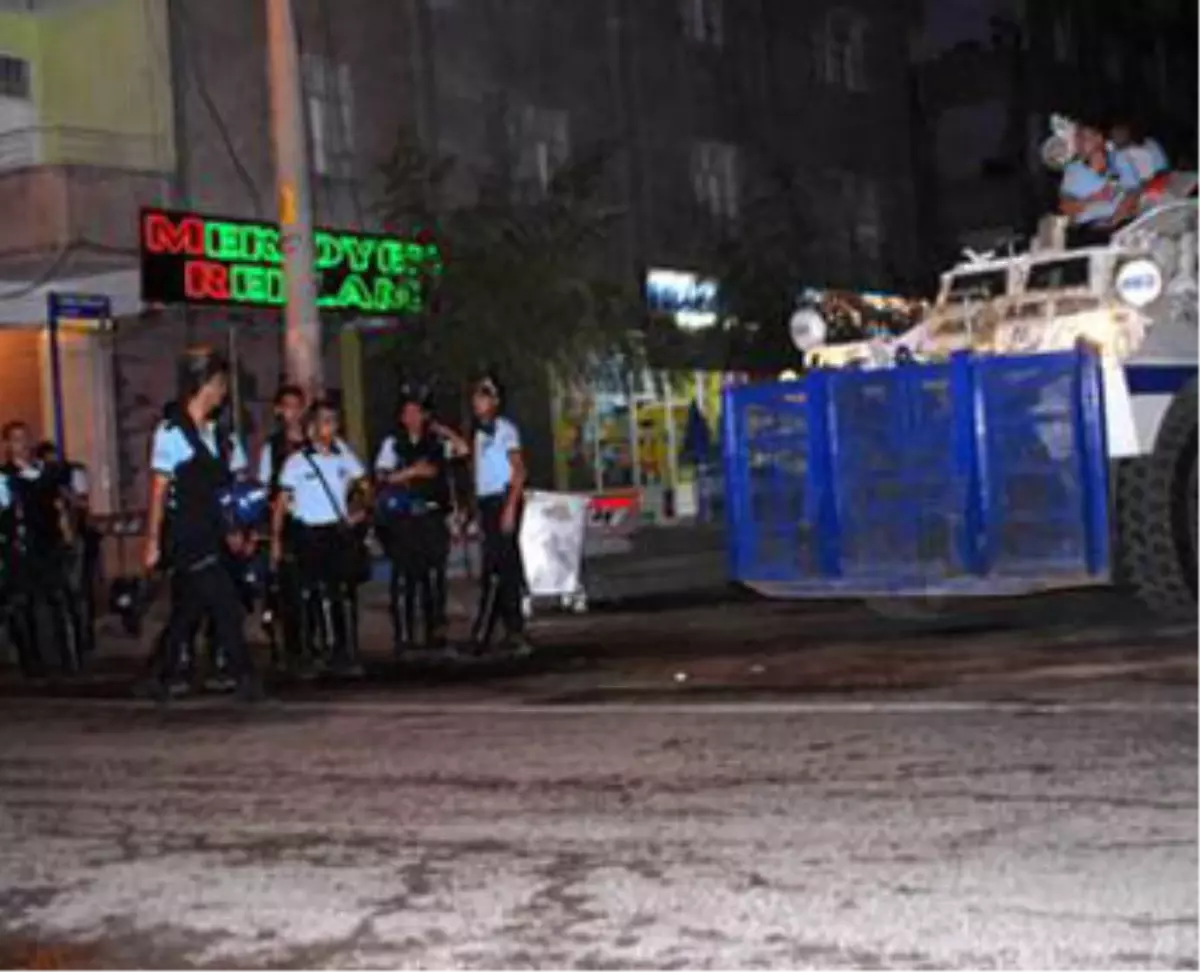 Diyarbakır\'da Olaylı Gece; 3 Polis Yaralı