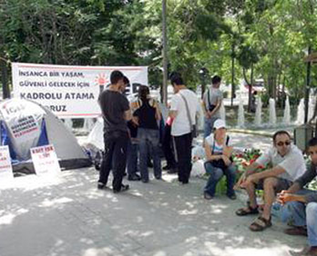 İşsiz ve Güvensiz Eğitimciler Platformu'nun Polis ile Çadır Tartışması