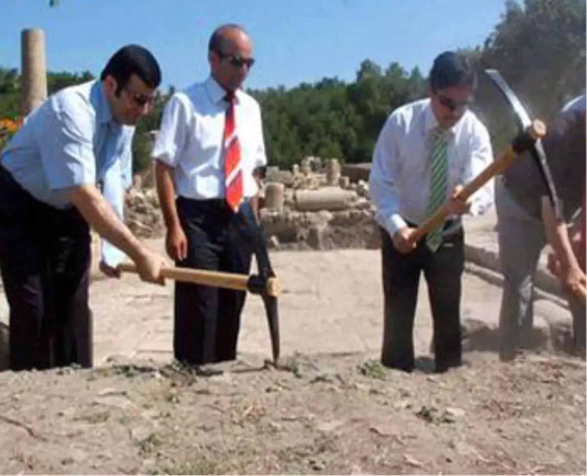 Stratonikeia\'daki Kazı Çalışmalarına İlk Kazma Vali\'den